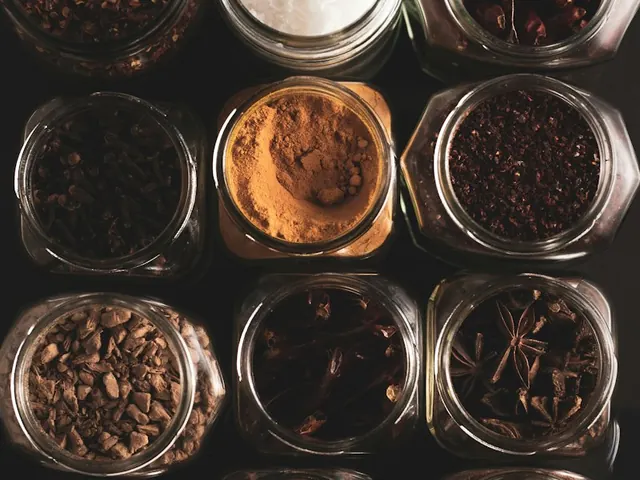 برطمانات بهارات متراصّة ومرتبة